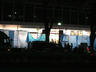 00:28AM ở Omotesando, Nhật: Hai hàng người nối đuôi nhau xếp hàng tại cửa hàng SoftBank. 