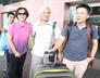 GS. Ngô Bảo Châu (bên phải) và gia đình tại sân bay Nội Bài (Hà Nội) ngày 13/8, trước giờ lên đường sang Ấn Độ dự hội nghị Toán học thế giới. (Ảnh: Báo Người Lao Động) 