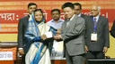 Bà Pratibha Patil - Tổng thống Ấn Độ trao huy chương Fields - giải thưởng toán học cao quý nhất thế giới cho GS Ngô Bảo Châu trưa ngày 19/8/2010. 