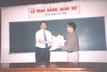 Nhà toán học Ngô Bảo Châu (phải) nhận bằng giáo sư kiêm chức tại Viện Khoa học và Công nghệ Việt Nam ngày 13/4/2006. (Ảnh: KH &amp; ĐS online) 