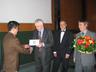 GS Ngô Bảo Châu (ngoài cùng bên trái) nhận Giải thưởng Oberwolfach năm 2007 (lễ trao giải diễn ra đầu năm 2008) ở Đức. (Ảnh: KH &amp; ĐS online) 
