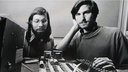 Steve Jobs và Steve Wozniak khởi nghiệp hãng Apple trong một gara ôtô ở Thung lũng Silicon. Steve Jobs phải bán chiếc xe VW của mình để có đủ tiền đầu tư vào kế hoạch kinh doanh này. Chiếc máy tính đầu tiên được chào hàng với giá 666,66 đôla vào năm 1976. 