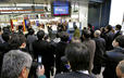 Hành khách tại trạm tàu Shinagawa, Tokyo theo dõi thông tin về trận động đất qua màn hình TV. 