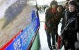 Khách du lịch Nhật Bản tại thủ đô Seoul, Hàn Quốc theo dõi sự kiện tại một trạm tàu điện 