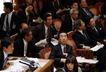 Thủ tướng Nhật Bản Naoto Kan, ở giữa, phản ứng khi ông cảm nhận được cơn địa chấn khi đang họp tại thượng viện ở Tokyo. 