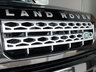 Lưới tản nhiệt đặc trưng của mẫu xe nước Anh - Land Rover. 