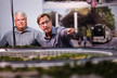 Hình ảnh giám đốc tài chính Peter Oppenheimer (bên trái) và Giám đốc cấp cao bộ phân bất động sản và thiết bị (bên phải) của Apple đứng trước chỉ dẫn cho mô hình. 