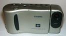 Năm 1995, Casio QV-10. Casio QV-10 tạo ấn tượng với hình ảnh màu sắc trên màn hình LCD 1,8 inch, giúp người chụp có thể xem lại hình ảnh và chức năng như một kính ngắm. Trước đó, kính ngắm quang học là cách duy nhất để xem hình ảnh. 
