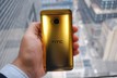 Khác với mẫu HTC One vàng Champagne, phiên bản đặc biệt có màu thực của vàng. 