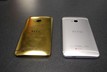 HTC One mạ vàng so dáng với phiên bản màu bạc. 