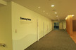 Một hành lang trong tòa nhà làm việc cho thấy thiết kế đơn giản, rộng và thoáng đãng. Trên tường là dòng chữ về giá trị của công ty, giúp cho khách thăm quan hay nhân viên thấu hiểu Samsung. 