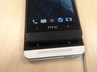 Hình ảnh so sánh kích thước của hai HTC One Mini (bên trên) với HTC One (bên dưới) 