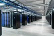 Đi sâu vào bên trong, chúng ta có hàng nghìn server được thiết kế dựa trên Dự án Điện toán Mở (Open Compute Project). Những server này có hiệu suất sử dụng năng lượng cao hơn 38% và chi phí hoạt động rẻ hơn 24% so với server truyền thống thường dùng trong data center. 