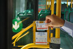 Khách đi xe buýt chỉ cần đặt vé điện tử vào thiết bị nhận diện gắn trên xe 