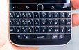 Bàn phím tương tự như model BlackBerry 9900 và không có cảm ứng như trên đàn anh Passport. 