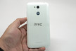 Toàn bộ mặt sau được HTC sử dụng chất liệu nhựa với lớp sơn bóng 