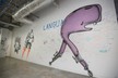 Facebook đã thuê họa sĩ vẽ tranh đường phố David Choe trang trí bức tường. Giám đốc điều hành Mark Zuckerberg đặc biệt thích các tác phẩm của Cheo. 