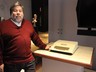1. Chiếc máy tính 8 bit có biểu tượng Apple II này được công bố lần đầu năm 1977 và được thiết kế bởi đồng sáng lập hãng Apple – Steve Wozniak. Cho đến giờ, nhiều người vẫn mong muốn chúng quay trở lại để chiêm ngưỡng biểu tượng công nghệ đời đầu của Apple. 