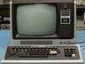 8. Trông có vẻ giống như một chiếc tivi cũ, nhưng chiếc TRS-80 1977 thực sự là máy vi tính đầu tiên và được nhiều người ưa chuộng. 