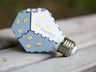 2. Đèn LED không mờ. Nanoleaf Bloom là một thiết kế đèn Led độc đáo, công suất 75W. Bóng đèn này gợi hình ảnh về trò xếp giấy origami, đèn nổi bật bởi hình dáng được thiết kế như hình 3D ấn tượng. 