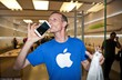 Andy Woolford (49 tuổi) là người đầu tiên trong dòng người xếp hàng sở hữu sớm iPhone 6 Plus tại trung tâm mua sắm Bullring ở thành phố Birmingham, nước Anh. 