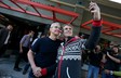 CEO Apple Tim Cook chụp bức ảnh kỉ niệm với fan hâm mộ Táo Khuyết tại Apple Store ở tiểu bang California, Mỹ. 
