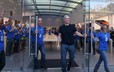 Tim Cook cùng với nhân viên của Apple Store là những người mở cửa đầu tiên đón những iFan mới nhất tới mua hàng. 