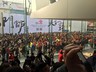 Hình ảnh dòng người đợi để vào cửa hàng Apple lớn nhất Trung Quốc 