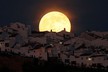 Mặt trăng lớn hơn bình thường xuất hiện trên những ngôi nhà tại Olvera, Tây Ban Nha. 