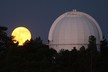Mặt trăng sáng rực bên cạnh đài quan sát Mount Wilson Observatory ở California, Mỹ. 