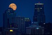 Mặt trăng khổng lồ trên bầu trời thành phố Kansas City, Missouri, Mỹ. 
