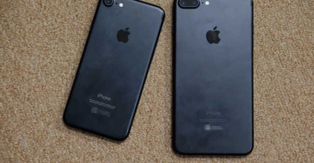 Thiết kế hoàn hảo, hiệu suất vượt trội và tính năng tiên tiến đảm bảo rằng iPhone 7 Plus sẽ là lựa chọn hoàn hảo cho bạn. Với ảnh của iPhone 7 Plus màu bạc và đen nhám, bạn sẽ có cơ hội chiêm ngưỡng thiết kế tuyệt vời của sản phẩm này.
