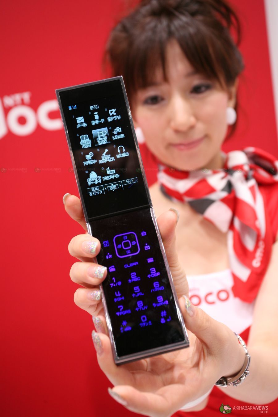 Купить японский телефон. Японские смартфоны. Япония на телефон. Необычный японский смартфон. Японец с телефоном.
