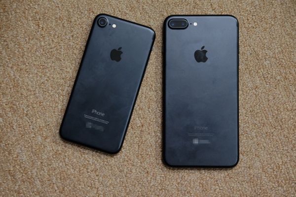 Chiếc iPhone 7 Plus đen bóng và đen nhám sẽ khiến bạn say đắm với thiết kế sang trọng và hiệu năng mạnh mẽ. Với màn hình 5.5 inch độ phân giải cao, bạn sẽ trải nghiệm hình ảnh sắc nét và màu sắc rực rỡ. Cùng với hệ thống camera kép, sẽ giúp bạn chụp ảnh tuyệt đẹp. Điều đặc biệt là máy sẽ được cập nhật lên iOS 17 mang lại trải nghiệm mới mẻ.